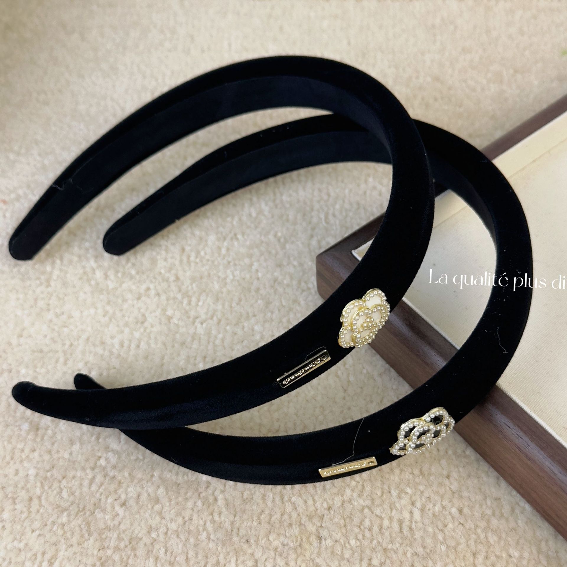 Black Velvet Camellia Logo Pea - огляд і ціна Women Accessories Logo