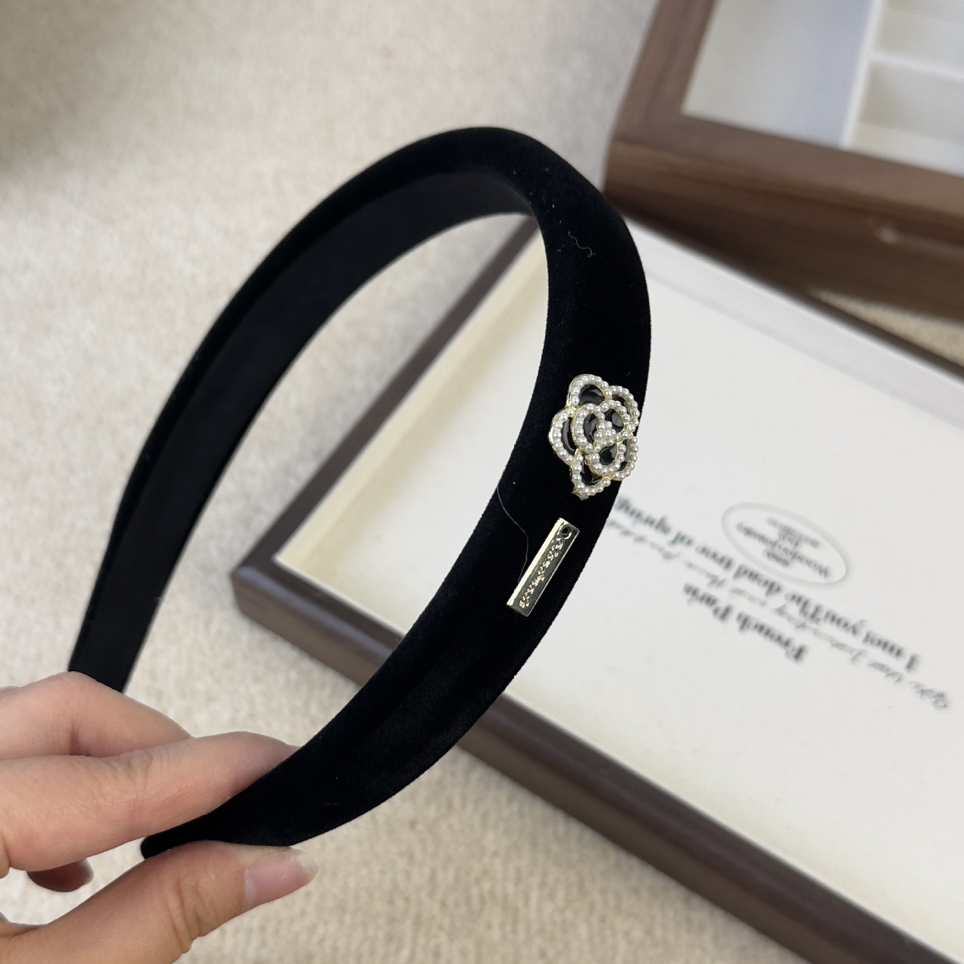 Black Velvet Camellia Logo Pea - огляд і ціна Women Accessories Logo