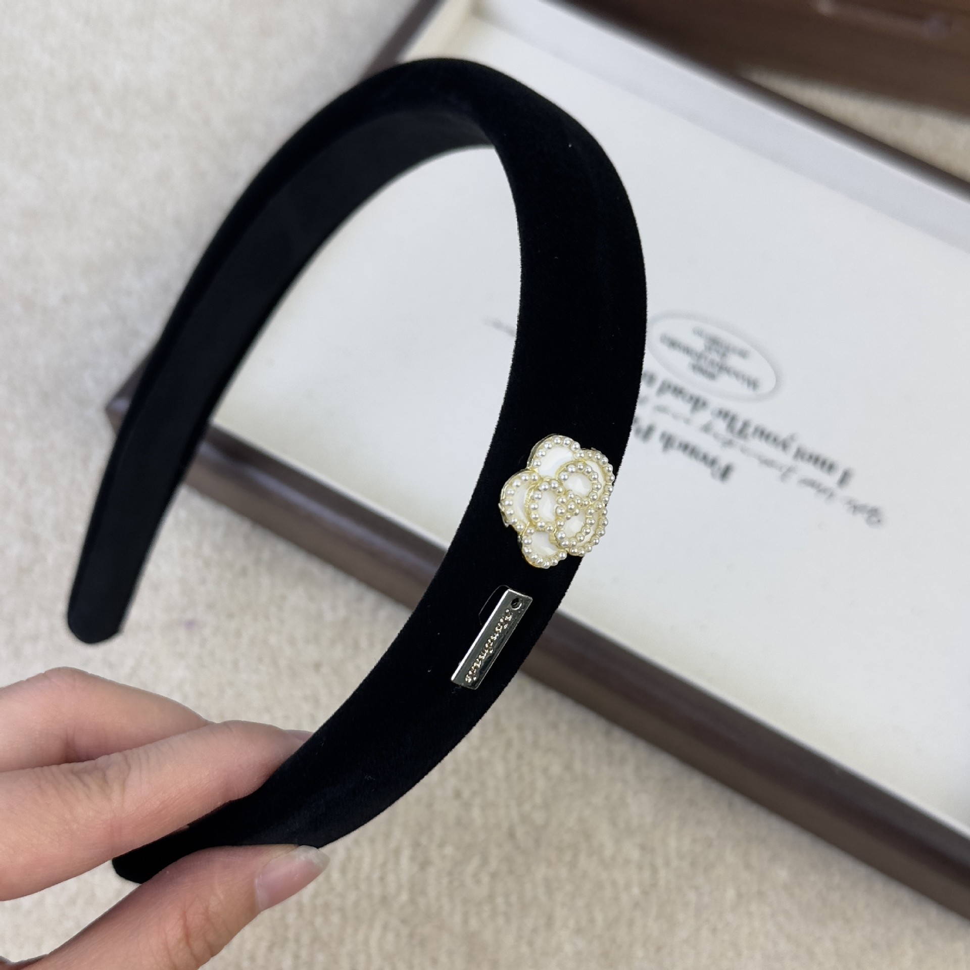 Black Velvet Camellia Logo Pea - огляд і ціна Women Accessories Logo